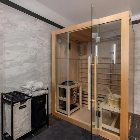 In With Private Sauna And Whirlpool Bathtube *